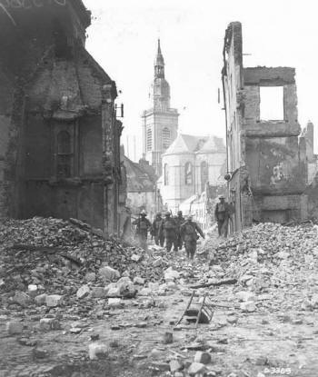Canadese soldaten proberen zich een weg te banen door de puinhopen van wat eens Valenciennes was, aan het begin van de Eerste Wereld-oorlog een industriestad van 36.000 inwoners, in oktober 1918 een kale, lege en geplunderde ruïne