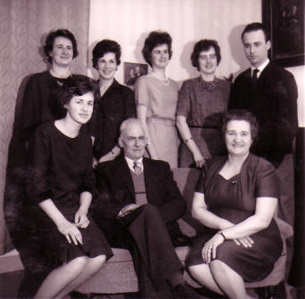 Harie Bielders en Lies met Miep, Tonny, Johanna, Emma, Nico en Tiny omstreeks 1965
