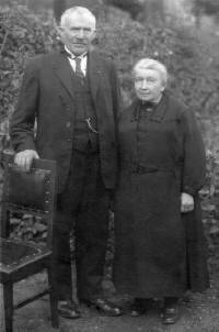 Täntsje Marie met haar broer Mathieu omstreeks 1920