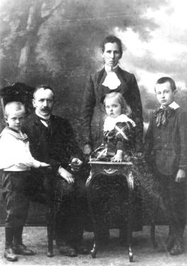 Louis en Mária met Jeu, Tonia en Harie in het voorjaar van 1915