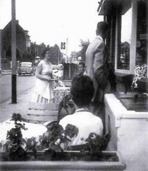 Tiny Crutzen op het terras (1958)