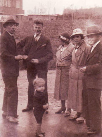 Louis Hendriks (met zijn zoontje Jeu) in gesprek is met Jeu en Emma Bielders en Tonia en Sjef Crutzen. (1936)