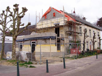 Het cachot maakt plaats voor een riantere woonruimte (foto: Fons Heijnens april 2004)