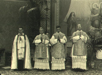 2 september 1951. Eerste H. Mis van pater Joh. Geuskens (3e van links) geassisteerd door de Houthemse priesters J. Philippens (2e van links) en Th. Delissen (geheel rechts).