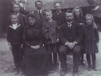 De familie Duijsens-Frijns omstreeks 1926 (H. Vormsel van zoontje Pierre).Op voorste rij: v.l.n.r.: Nicolas, Catharina Duijsens-Frijns, Pierre, Guillaume, Christine (zus) Op achterste rij: Sjeng, Laurentius, Arnold, Lis