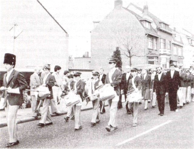 De fanfare Sint Joseph in betere tijden: op Tweede Paasdag 1976 paradeerde de vereniging trots in nieuwe uniformen door de straten van Broekhem. De aanschaf van de uniformen - bruine jas en beige broek - was vooral door inspanningen van een damescomité mogelijk gemaakt
