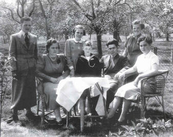 Tonia en Sjef Crutzen met Wiel, Jos�, Gerlach, Tiny en Annie in 1953