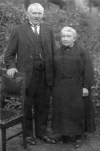 T�ntsje Marie met haar broer Mathieu omstreeks 1920