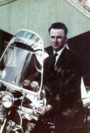 Nico Bielders op zijn scooter (1960)