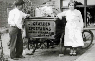 Sjef en Tonia met Annie op de bakfiets (1937)