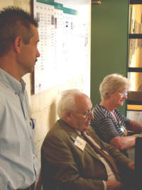 "Kartrekkers" John Odekerken en Ger de Heus. Daarnaast zit Annie Sibers-Harren