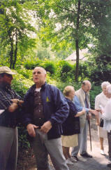 Gids Frans Bergsteijn vertelde e.e.a. over de rotswoningen en de schuilkapel