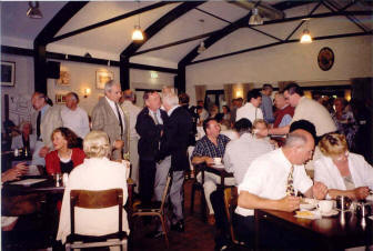 Ruime belangstelling voor foto's en bidprentjes en voor een natje en een droogje