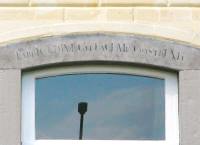 chronogram boven de deur van de voormalige pastorie aan de Onderstestraat