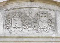 chronogram en wapens boven de kerkdeur