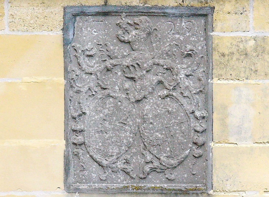 wapen in de muur van de voormailge pastorie aan de Onderstestraat