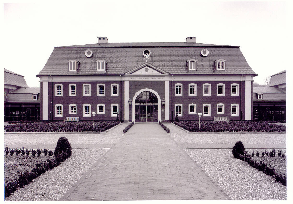 Grote schuur van de Pachthof, in 1996 herbouwd tot hoofdgebouw van een hotel met een nieuwe ingangspui; de toegevoegde vensters zijn vergroot en voorzien van een gestileerde omlijsting; de dakkapellen en de schoorstenen zijn nieuw 