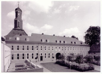 Westgevel van de Stiftsvleugel in 1997. In het midden de doorgang uit de Franse tijd; links daarvan de aanduiding van de oorspronkelijke buitendeur met links daarnaast het herbouwde gedeelte