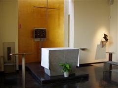 Altaar in dagkapel (Fons Heijnens)