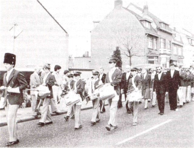 De fanfare Sint Joseph in betere tijden: op Tweede Paasdag 1976 paradeerde de vereniging trots in nieuwe uniformen door de straten van Broekhem. De aanschaf van de uniformen - bruine jas en beige broek - was vooral door inspanningen van een damescomit� mogelijk gemaakt