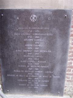 Grafsteen bij grafkapel (Fons Heijnens)