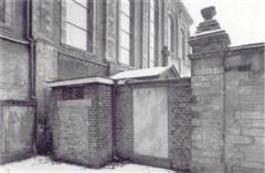 Noordgevel van de St. Gerlachuskerk en de&nbsp;oostgevel van de grafkapel met dichtgemetselde zij-ingang en herplaatste grafstenen