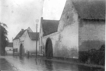 Straatbeeld van hoeve Croon (links) en hoeve de Bol (rechts) omstreeks 1923