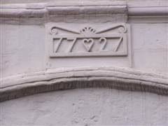 Gevelsteen boven ingangspoort Maartenshoeve (Fons Heijnens)