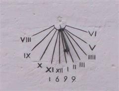 Zonnewijzer in voorgevel van Maartenshoeve (Fons Heijnens)