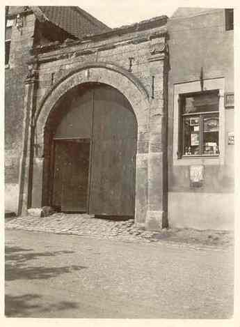 Poort van de St. Maartenshoeve met rechts de zgn. arbeiderswoning. die in 1958 werd afgebroken.