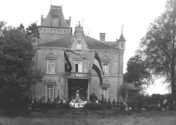 Deze opname uit ca. 1935, genomen tijdens de jaarlijkse processie, laat duidelijk de bouwkundige aanpassingen zien.
