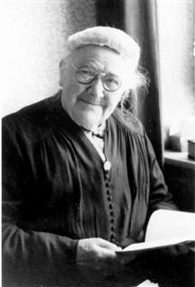 Anna Tilmans-Philippens legde herinneringen uit haar kinderjaren (ca. 1875) van haar geboortedorp Houthem-St. Gerlach vast in een schrift. In 't Sjtegelke zijn deze herinneringen  in 10 afleveringen gepubliceerd.