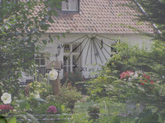 Trucage: Zonnewijzer van voorkant van St. Maartenshoeve geprojecteerd op zijkant van het monumentale pand (Fons Heijnens)